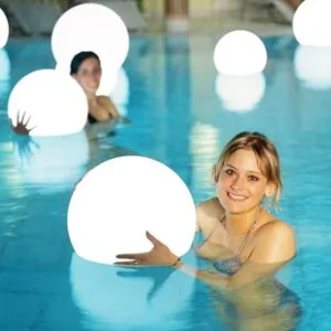 glow-balls-voor-zwembad-600x600