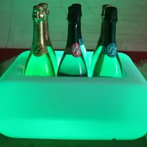 يتوهج في صواني التقديم المظلمة