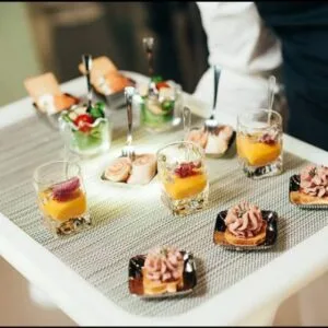 تضيء صينية التقديم