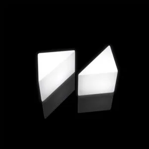 Sgabello triangolare con illuminazione a LED