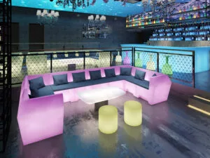 Les lumières LED du canapé sectionnel et le tabouret rond sont parfaits pour créer une atmosphère accrocheuse et mémorable pour un bar à narguilé et un événement de salon.