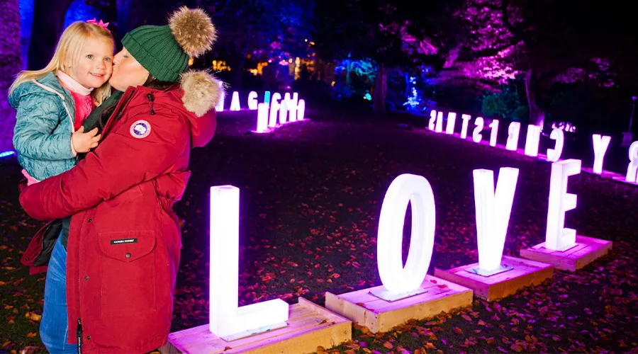 Letras con luces crean a ambiente acogedor