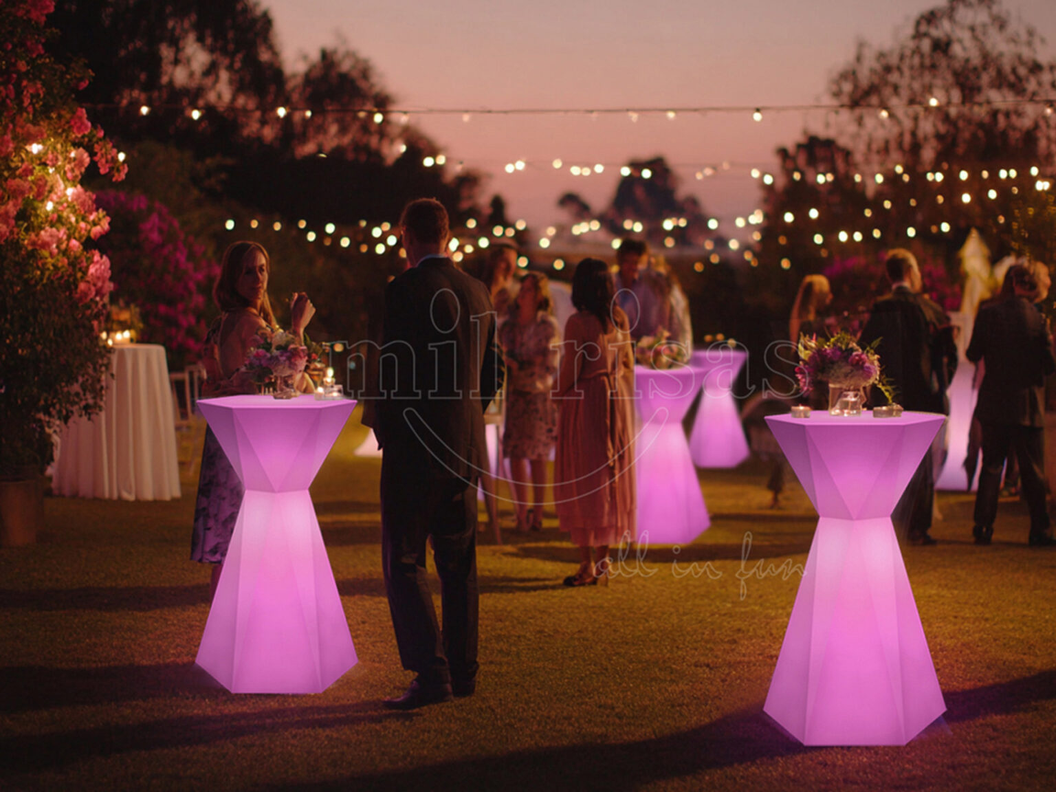 Enchant Your Outdoor Wedding with the LED Bar Cocktail Table