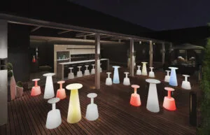 Clubhouse elevabili con mobili a LED per indimenticabili raduni sociali di golf club
