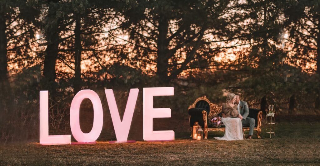 Letras de amor LED V, que forma la palabra LOVE junto con las letras L, O y E