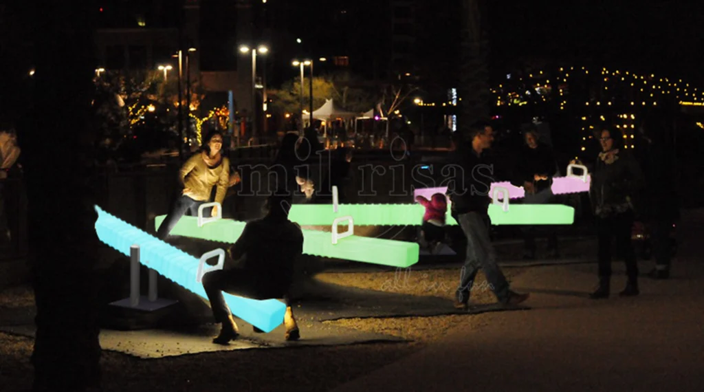 Adultos disfrutando de una reunión creativa al aire libre con balancines