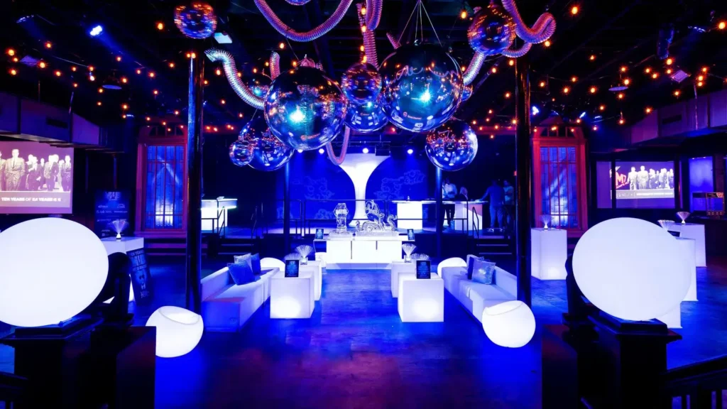 The matrix-arranged luminous cubes guide the visual focus, injecting a futuristic technological feel into the spacious venue.