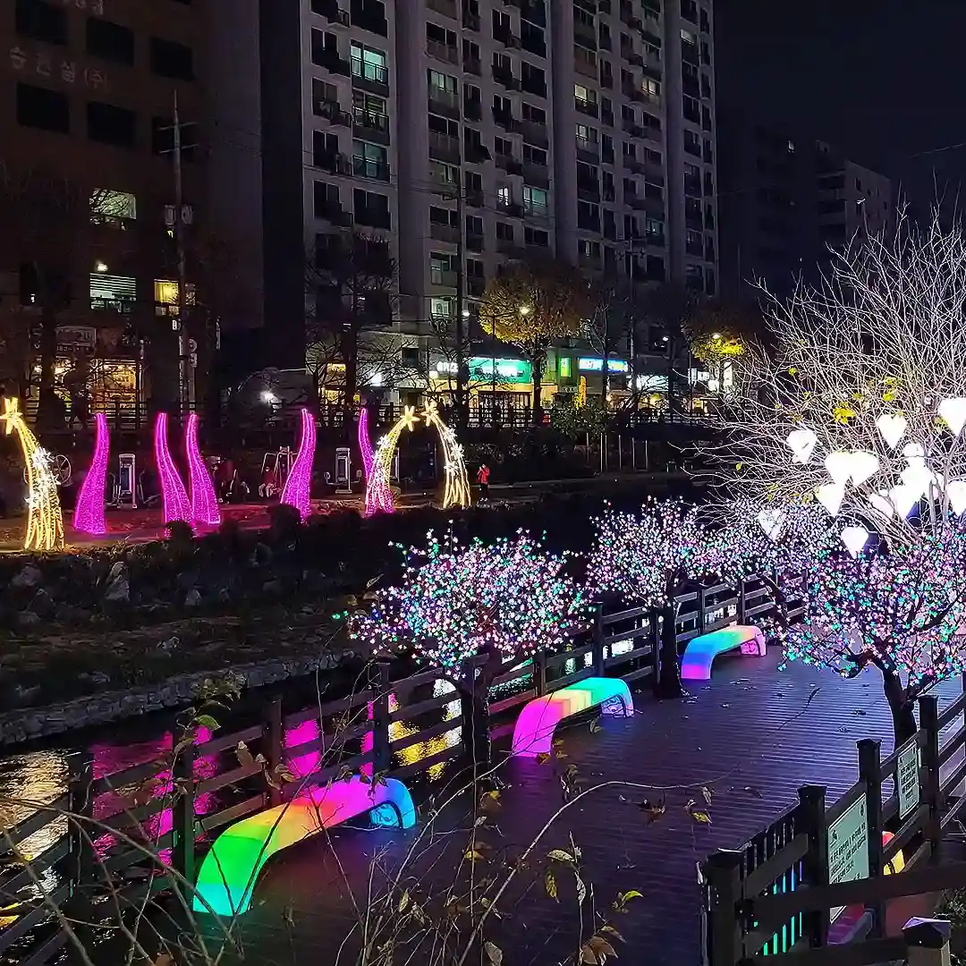 Banc multicolore lumineux éclairant un chemin piétonnier extérieur
